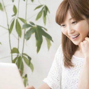 パソコンをする女性