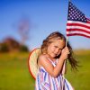 アメリカ国旗を持つ少女