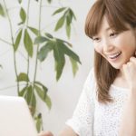パソコンをする女性