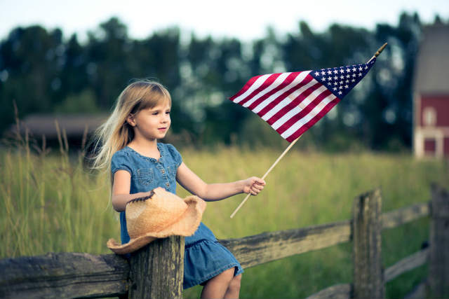 アメリカ国旗を持つ少女