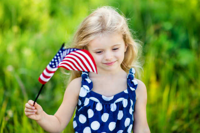 アメリカ国旗を持つ少女
