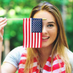 アメリカ国旗を持つ女性
