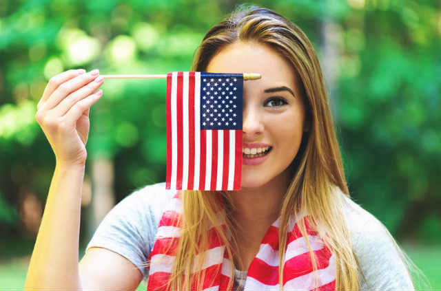 アメリカ国旗を持つ女性