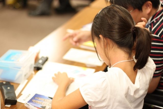夏休みの勉強をする子供